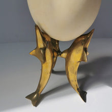 Charger l&#39;image dans la galerie, Oeuf d&#39;autruche vintage sur socle en bronze représentant des dauphins
