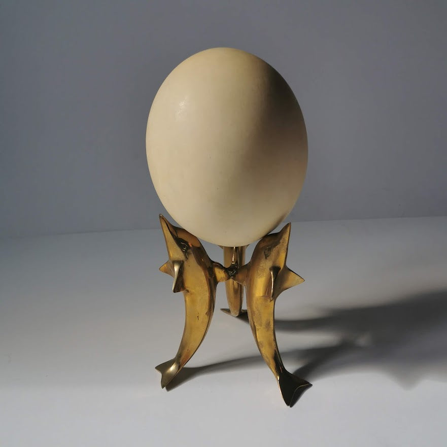 Oeuf d'autruche vintage sur socle en bronze représentant des dauphins