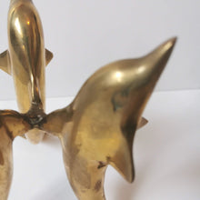 Charger l&#39;image dans la galerie, Oeuf d&#39;autruche vintage sur socle en bronze avec dauphins
