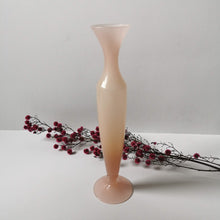 Charger l&#39;image dans la galerie, Vase Soliflore  tendance en opaline rose vintage

