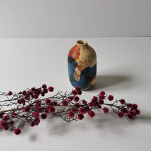 Charger l&#39;image dans la galerie, Soliflore en porcelaine enfumée, taches bleues et rouilles (oxyde de cobalt et de cuivre)  Ce vase est empreint d&#39;une profondeur et d&#39;une force spirituelle sacrée obtenus grâce à la technique ancestrale de l&#39;enfumage.   Brut, délicat et intemporel, ce vase se suffira à lui-même ou pourra accueillir vos plus belles branches de fleurs séchées ou de fleurs fraiches. 
