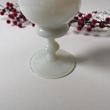 Charger l&#39;image dans la galerie, Vase Soliflore opaline blanche vintage
