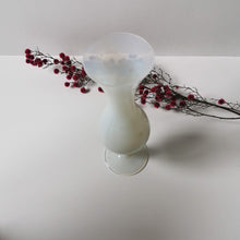 Charger l&#39;image dans la galerie, Vase Soliflore opaline blanche vintage
