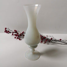 Charger l&#39;image dans la galerie, Vase Soliflore tendance en opaline blanche vintage
