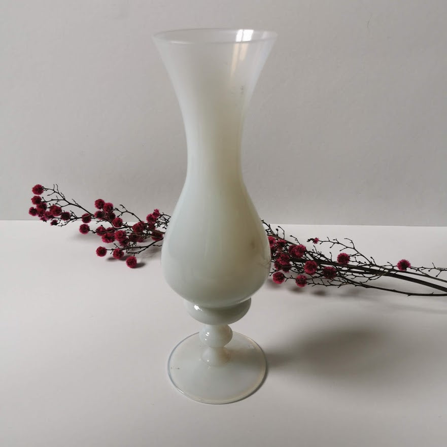 Vase Soliflore tendance en opaline blanche vintage