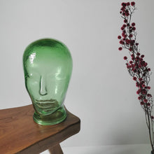 Charger l&#39;image dans la galerie, Tête à chapeau vintage en verre, marotte 
