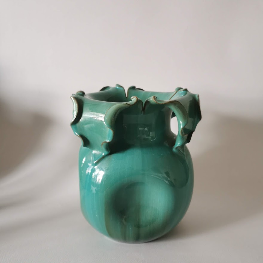 Vase boule en céramique verte faience dans le goût de Massier, Vallauris, Art Nouveau