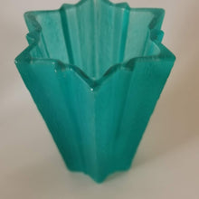 Charger l&#39;image dans la galerie, Vase en verre pressé-moulé géométrique à 12 branches
