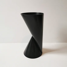 Charger l&#39;image dans la galerie, Vase modèle vase2 noir géométrique du design Paul Barrs en 1997. 
