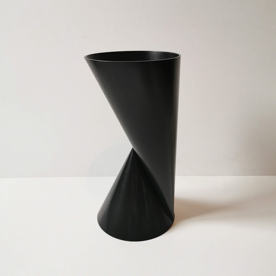 Vase modèle vase2 noir géométrique du design Paul Barrs en 1997. 