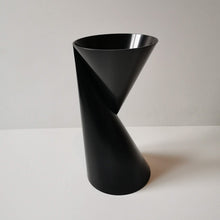 Charger l&#39;image dans la galerie, Vase modèle vase2 noir géométrique du design Paul Barrs en 1997. 
