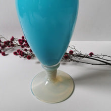 Charger l&#39;image dans la galerie, Vase aiguière vintage opaline bleue
