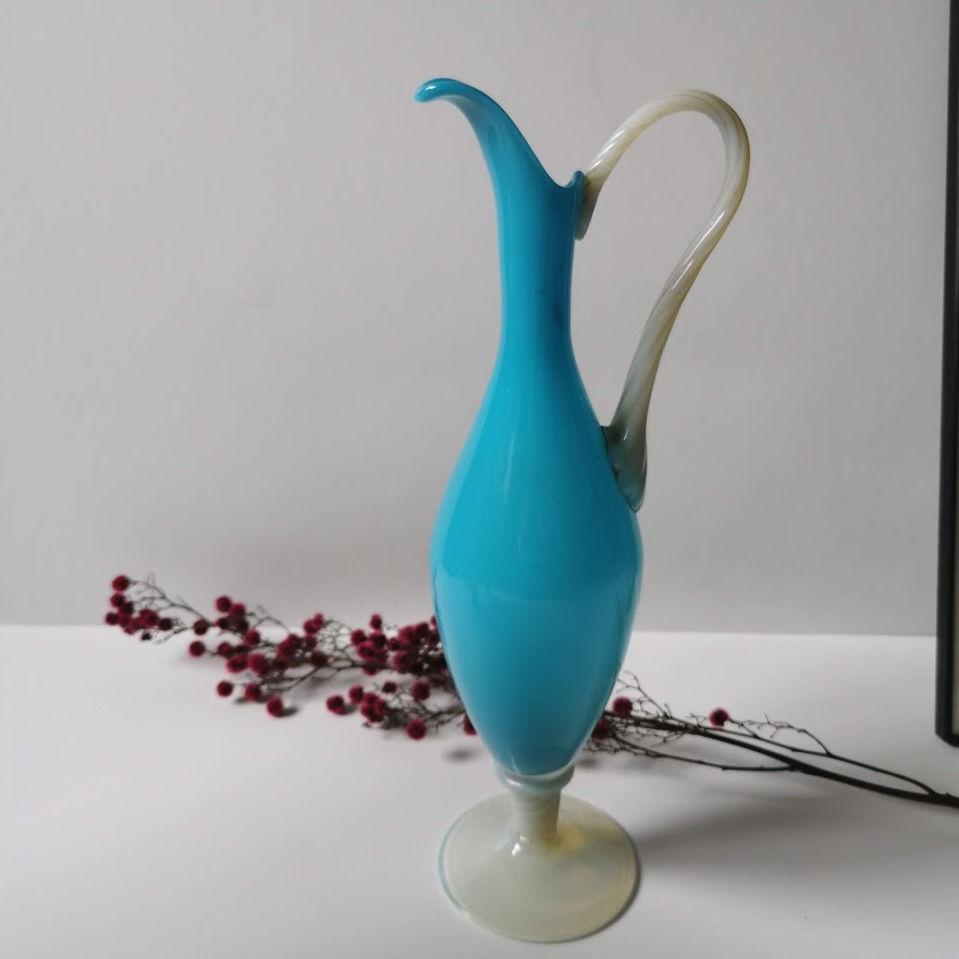Vase aiguière vintage opaline bleue