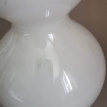 Charger l&#39;image dans la galerie, Vase bubble vintage opaline blanc
