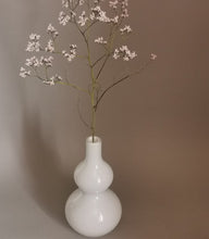 Charger l&#39;image dans la galerie, Vase bubble vintage en opaline blanc et fleurs séchées

