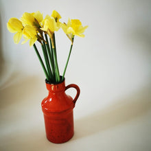 Charger l&#39;image dans la galerie, vase céramique rouge vintage et anse et jonquilles
