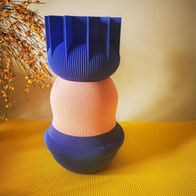 Charger l&#39;image dans la galerie, Vase Eggplant UAU Project bleu et rose - Maison Panache
