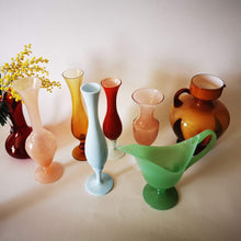 Charger l&#39;image dans la galerie, Vase ou carafe vintage en opaline rouge Chez Maison Panache nous adorons le charme désuet des vases en opaline. Pour rendre votre intérieur unique je vous conseille de les accumuler! 
