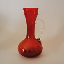 Charger l&#39;image dans la galerie, Vase ou carafe vintage en opaline rouge Chez Maison Panache nous adorons le charme désuet des vases en opaline. Pour rendre votre intérieur unique je vous conseille de les accumuler! 
