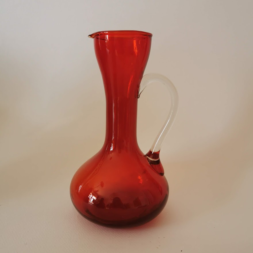 Vase ou carafe vintage en opaline rouge Chez Maison Panache nous adorons le charme désuet des vases en opaline. Pour rendre votre intérieur unique je vous conseille de les accumuler! 