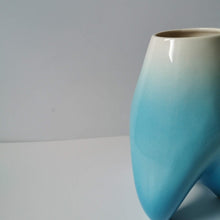 Charger l&#39;image dans la galerie, Vase vintage céramique forme libre
