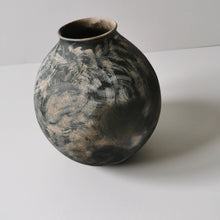 Charger l&#39;image dans la galerie, Vase forme boule en grès enfumé, Raisa Salvador
