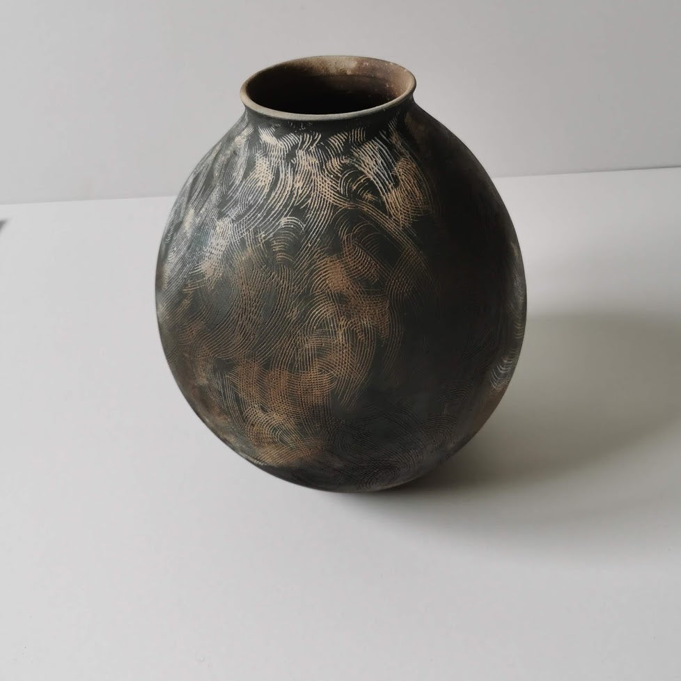 Vase forme boule en grès enfumé, Raisa Salvador