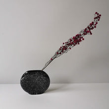 Charger l&#39;image dans la galerie, Vase noir moucheté vintage années 80
