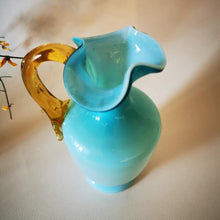 Charger l&#39;image dans la galerie, vase italien en opaline bleu avec anse 1950 - Maison Panache
