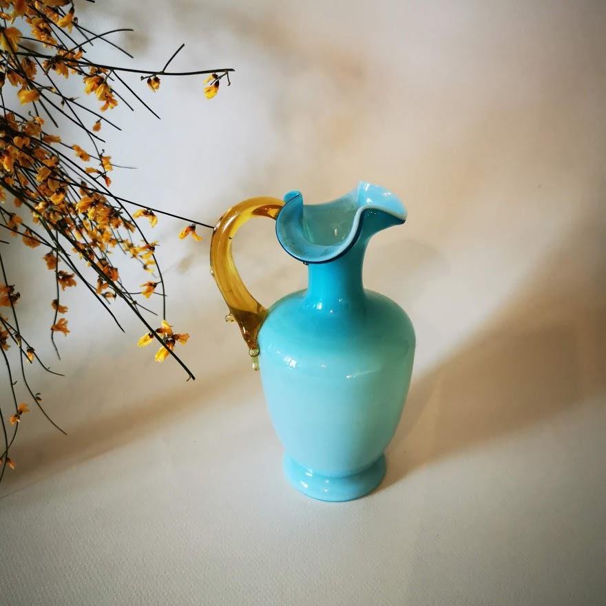 vase italien en opaline bleu avec anse 1950 - Maison Panache