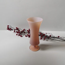 Charger l&#39;image dans la galerie, Vase tendance en opaline rose vintage
