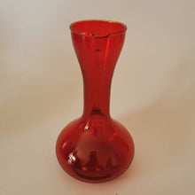 Charger l&#39;image dans la galerie, vase ou carafe vintage en opaline rouge
