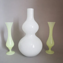 Charger l&#39;image dans la galerie, Vase bubble vintage en opaline blanc.
