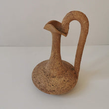 Charger l&#39;image dans la galerie, Carafe ou vase de style antique en terre cuite de forme libre. 
