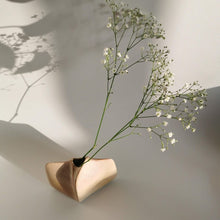 Charger l&#39;image dans la galerie, VIREBENT Puy-l&#39;Évêque vase en porcelaine forme lentille, vintage, minimaliste
