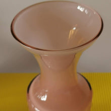 Charger l&#39;image dans la galerie, vase en opaline rose - Maison Panache
