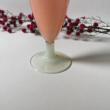 Charger l&#39;image dans la galerie, Vase Soliflore opaline rose vintage

