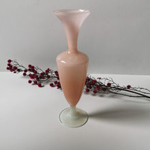 Charger l&#39;image dans la galerie, Vase soliflore opaline rose vintage
