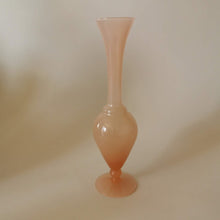 Charger l&#39;image dans la galerie, Vase tendance en opaline rose vintage
