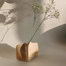 Charger l&#39;image dans la galerie, VIREBENT Puy-l&#39;Évêque vase en porcelaine forme lentille, vintage, minimaliste
