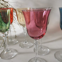 Charger l&#39;image dans la galerie, 6 verres à pieds colorés vintage Cristal de Paris   Donner un souffle de couleurs et de rétro à votre table grâce à ces magnifiques verres vintages. 
