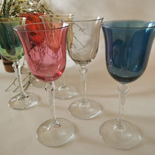 Charger l&#39;image dans la galerie, 6 verres à pieds colorés vintage Cristal de Paris   Donner un souffle de couleurs et de rétro à votre table grâce à ces magnifiques verres vintages. 
