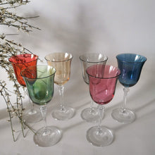 Charger l&#39;image dans la galerie, 6 verres à pieds colorés vintage Cristal de Paris   Donner un souffle de couleurs et de rétro à votre table grâce à ces magnifiques verres vintages. 
